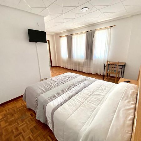 Garden Lodge Hostal Evencio 里瓦达维亚 外观 照片