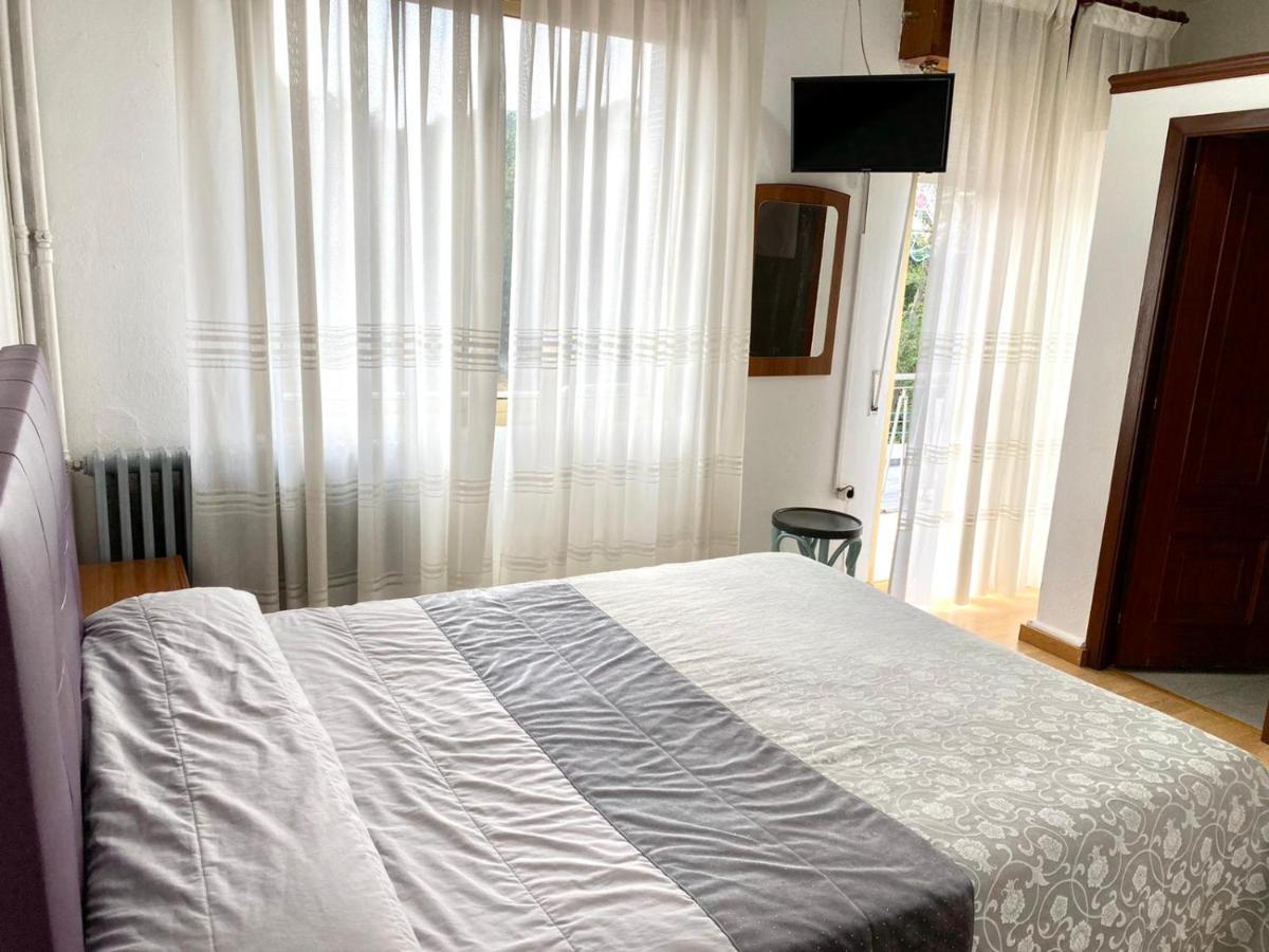 Garden Lodge Hostal Evencio 里瓦达维亚 外观 照片